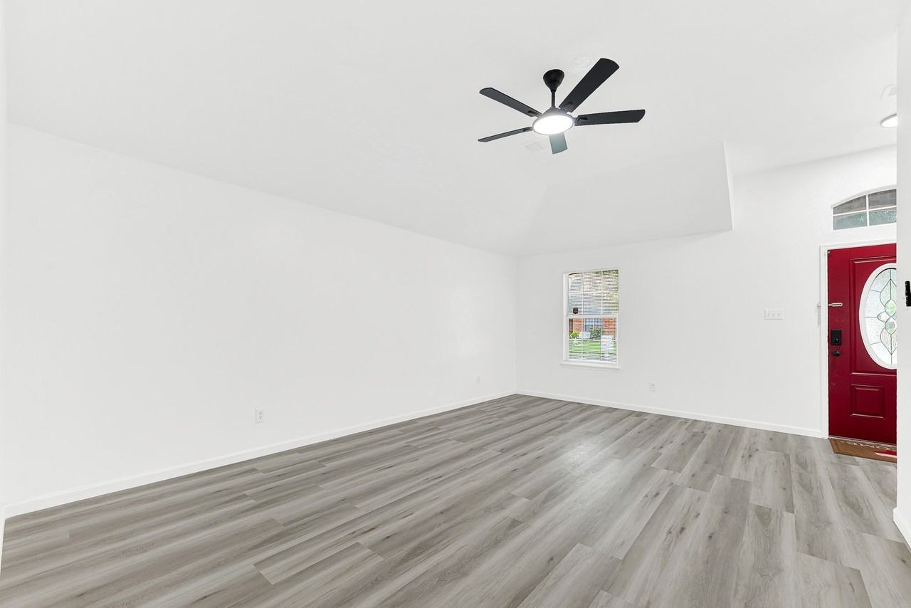 306 Lakefront Dr - Photo 2 of 30
