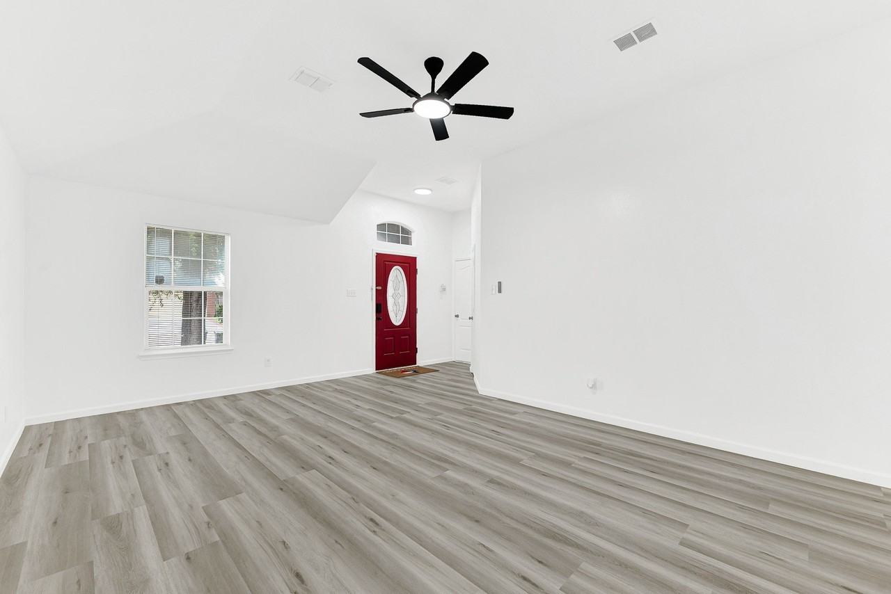 306 Lakefront Dr - Photo 3 of 30