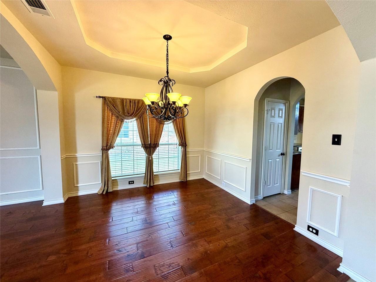 7204 Crane Dr - Photo 4 of 40