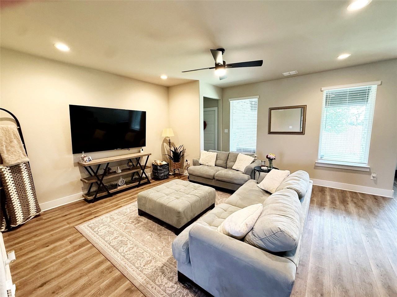 323 Cherry Point Dr - Photo 4 of 28
