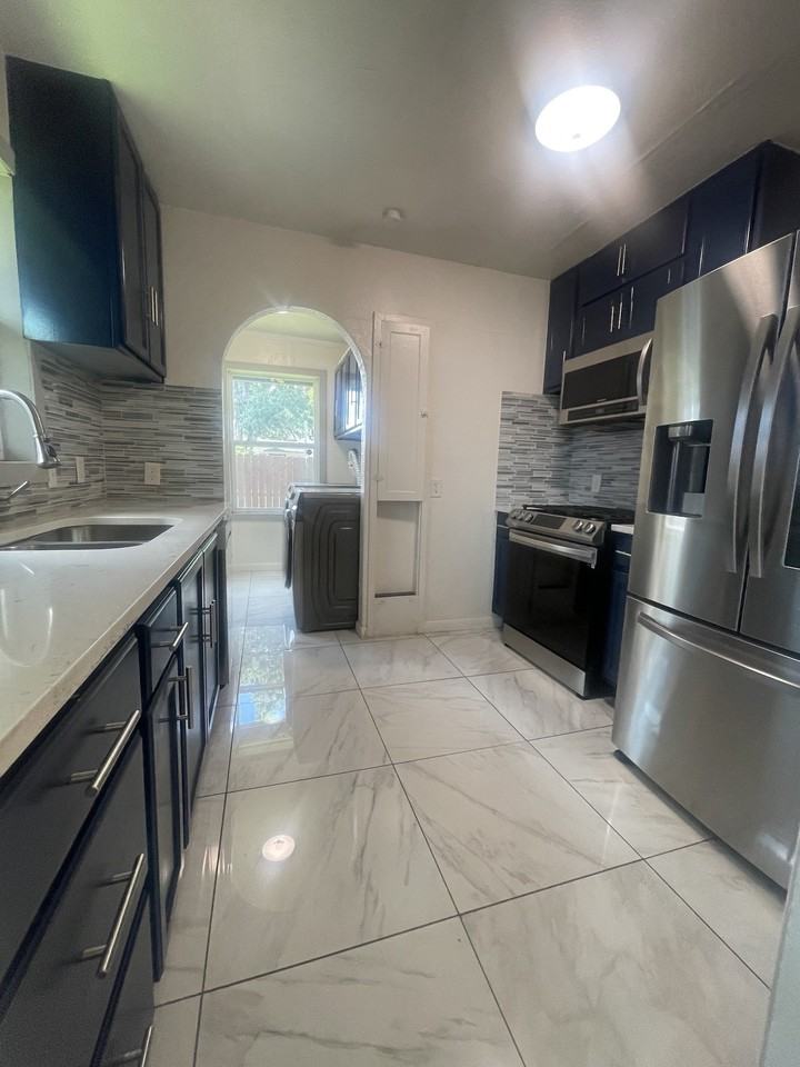 3819 Roseland Ave - Photo 3 of 20