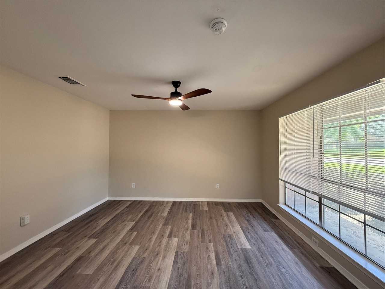 5204 Winifred Dr - Photo 5 of 24