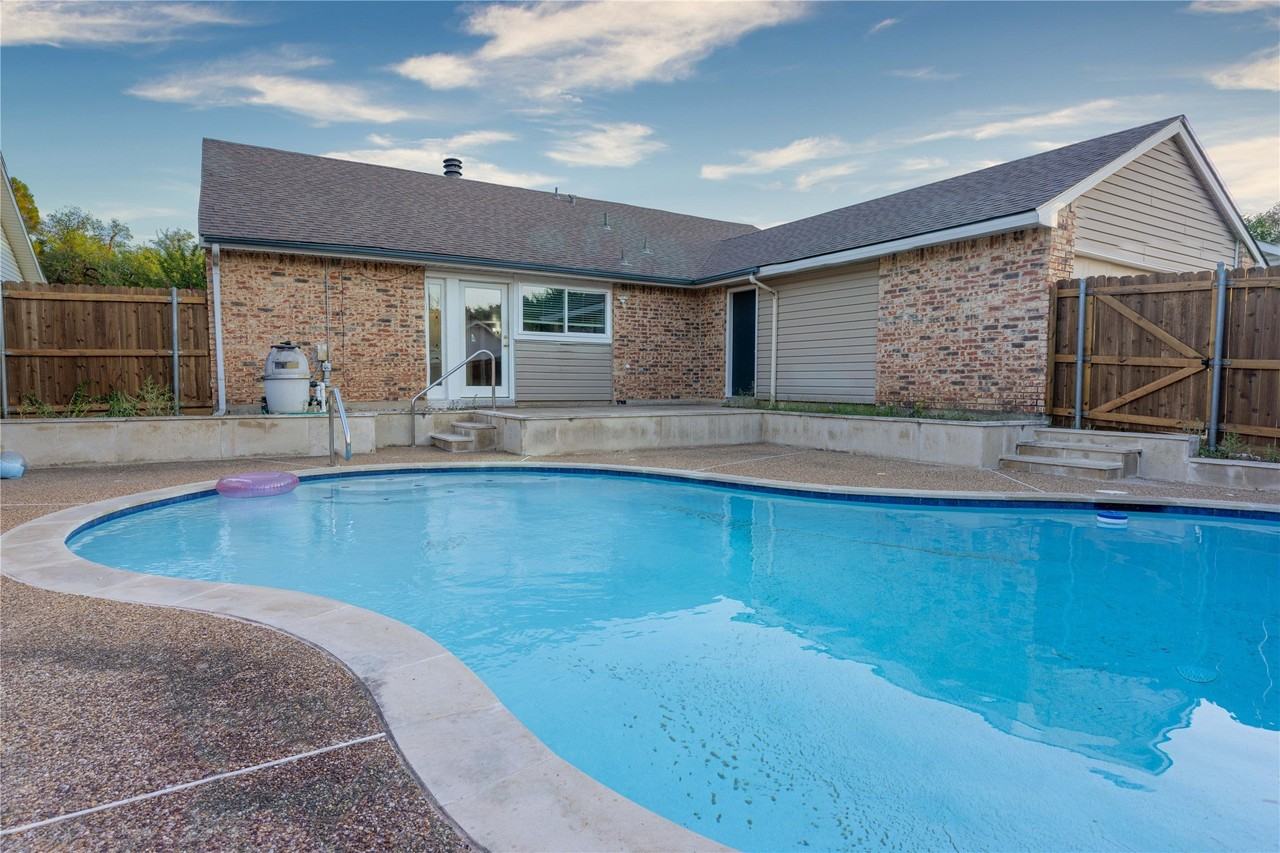 2804 Oxford Ln - Photo 4 of 18