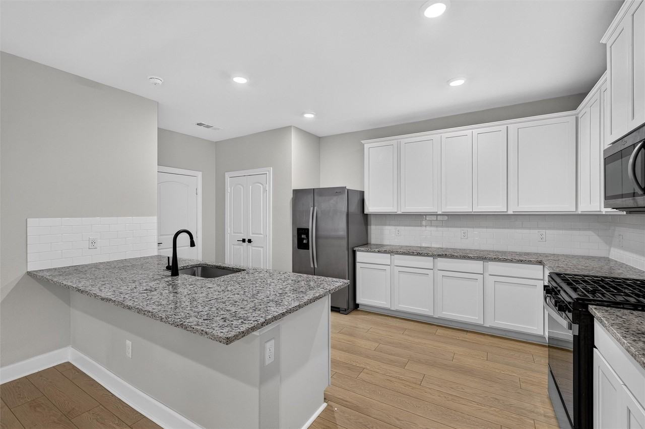 1309 Butler Ave - Photo 4 of 37