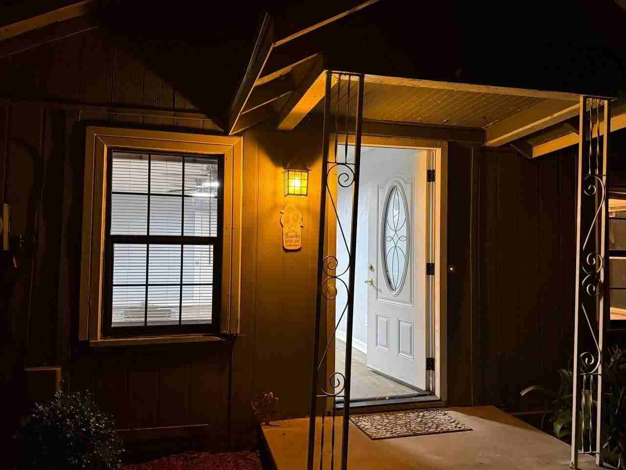 1100 Jackson St N - Photo 3 of 17