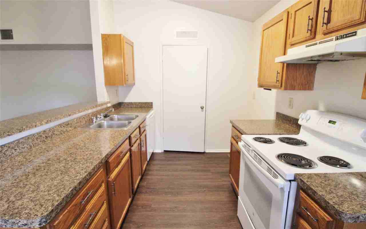 405 Pogue St - Photo 4 of 13