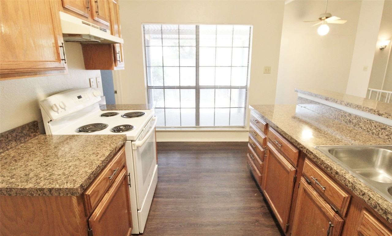 405 Pogue St - Photo 5 of 13