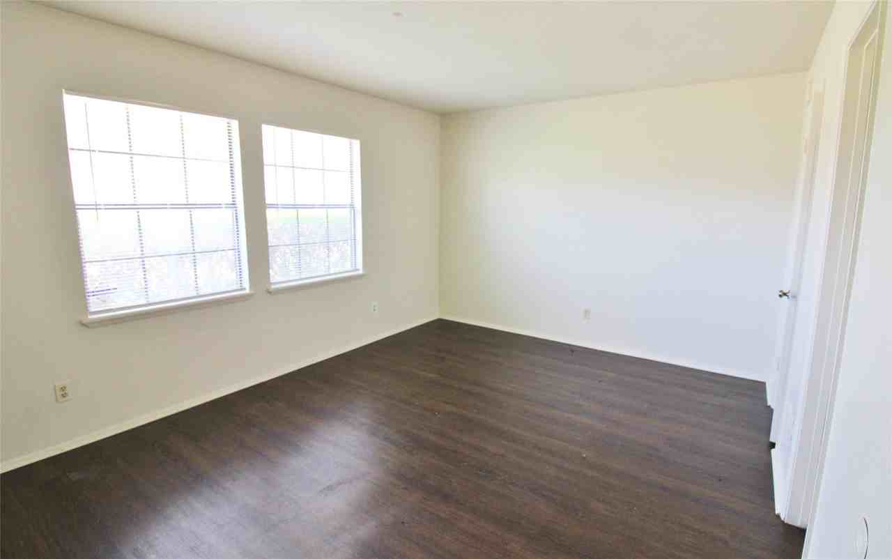 405 Pogue St - Photo 6 of 13