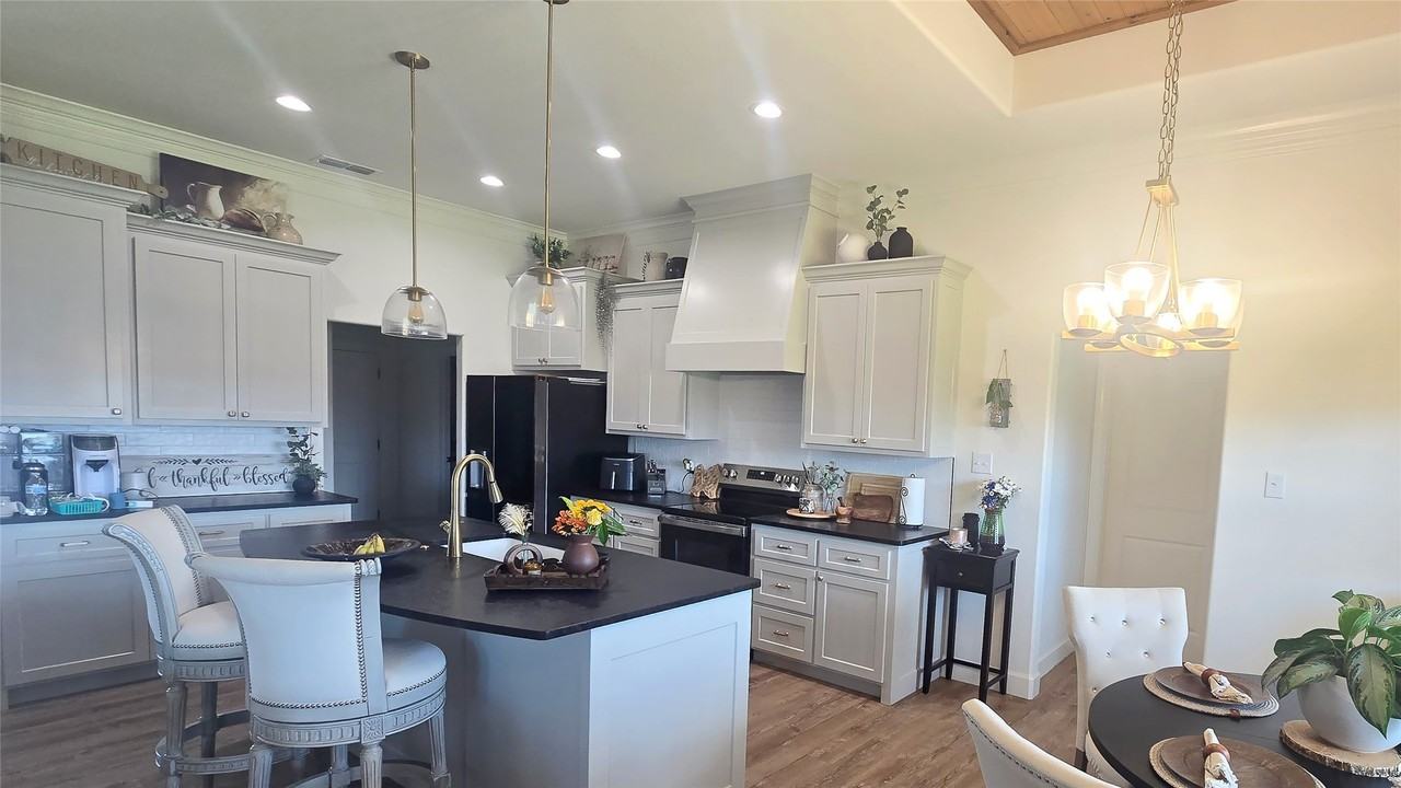 149 Blackhawk Dr - Photo 3 of 9