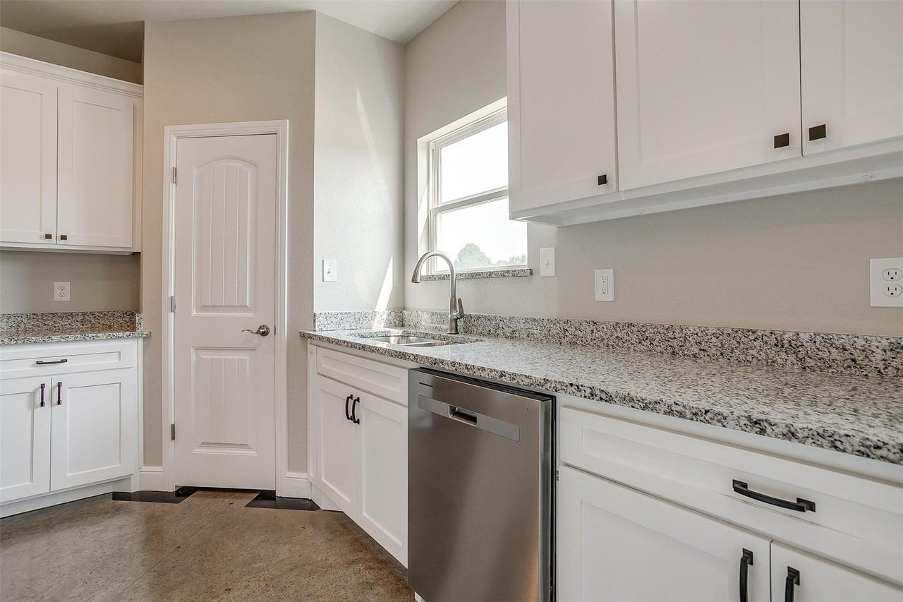 10 Frost Ln Unit A - Photo 3 of 8