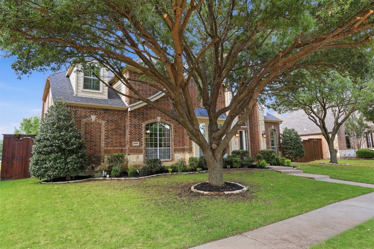 1224 Crockett Dr - Photo 3 of 40