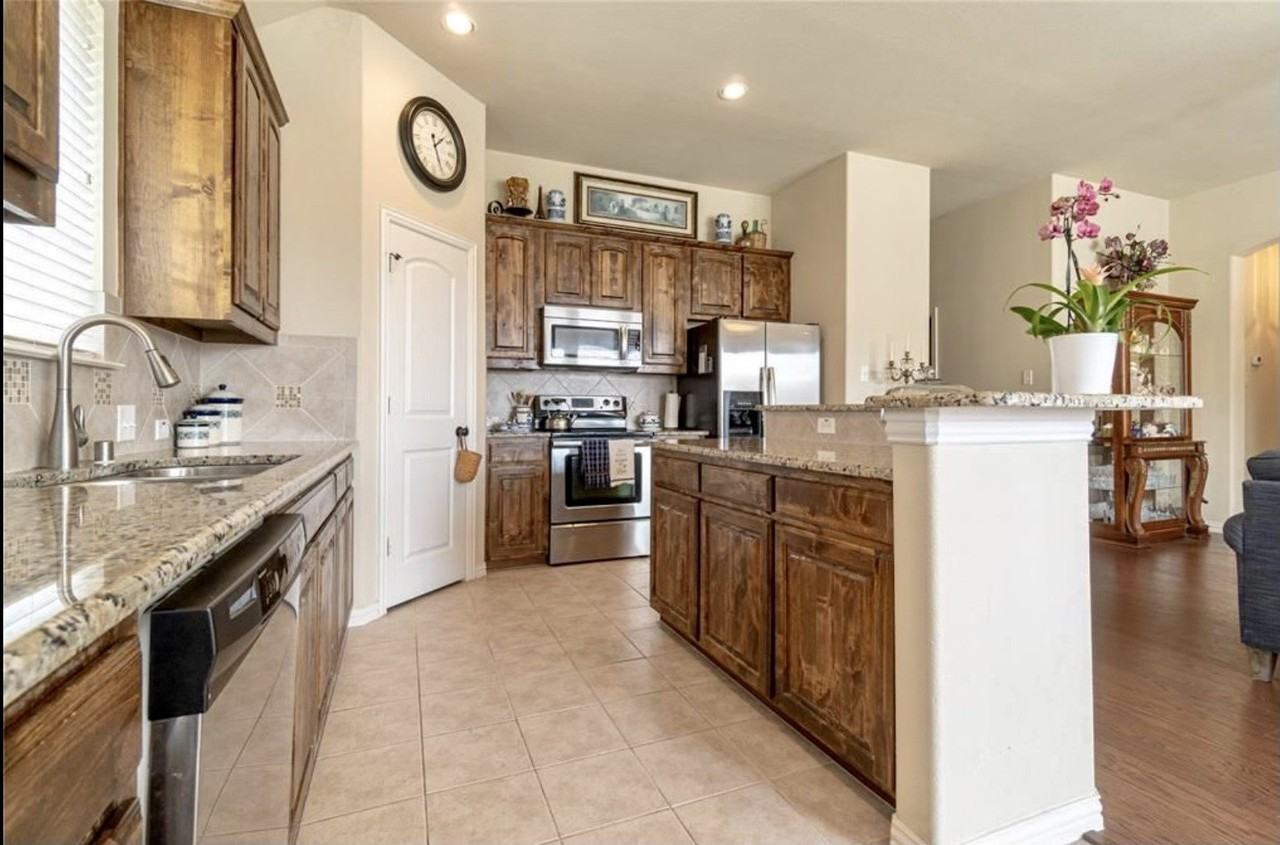 908 Lake Grove Dr - Photo 2 of 9
