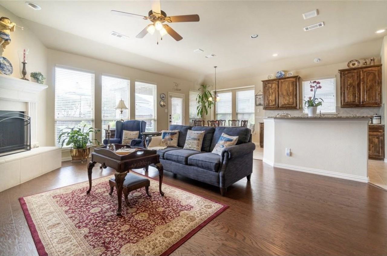 908 Lake Grove Dr - Photo 3 of 9