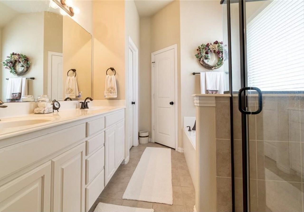 908 Lake Grove Dr - Photo 5 of 9