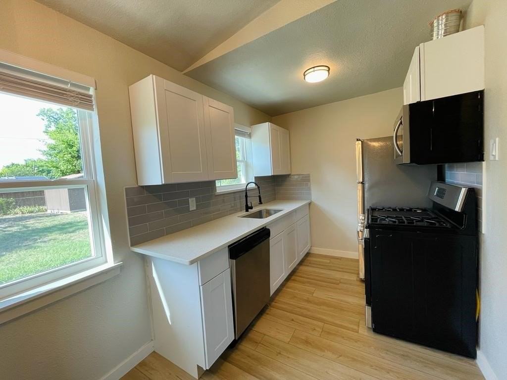1605 Hawthorne Ln - Photo 3 of 13