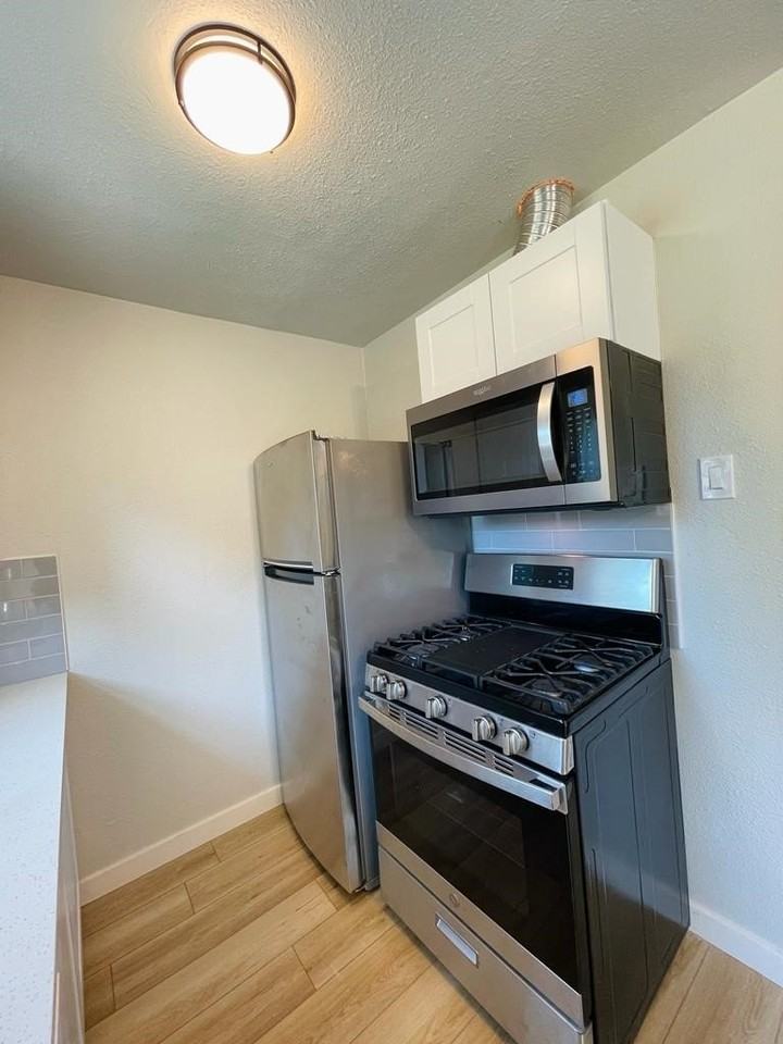 1605 Hawthorne Ln - Photo 4 of 13