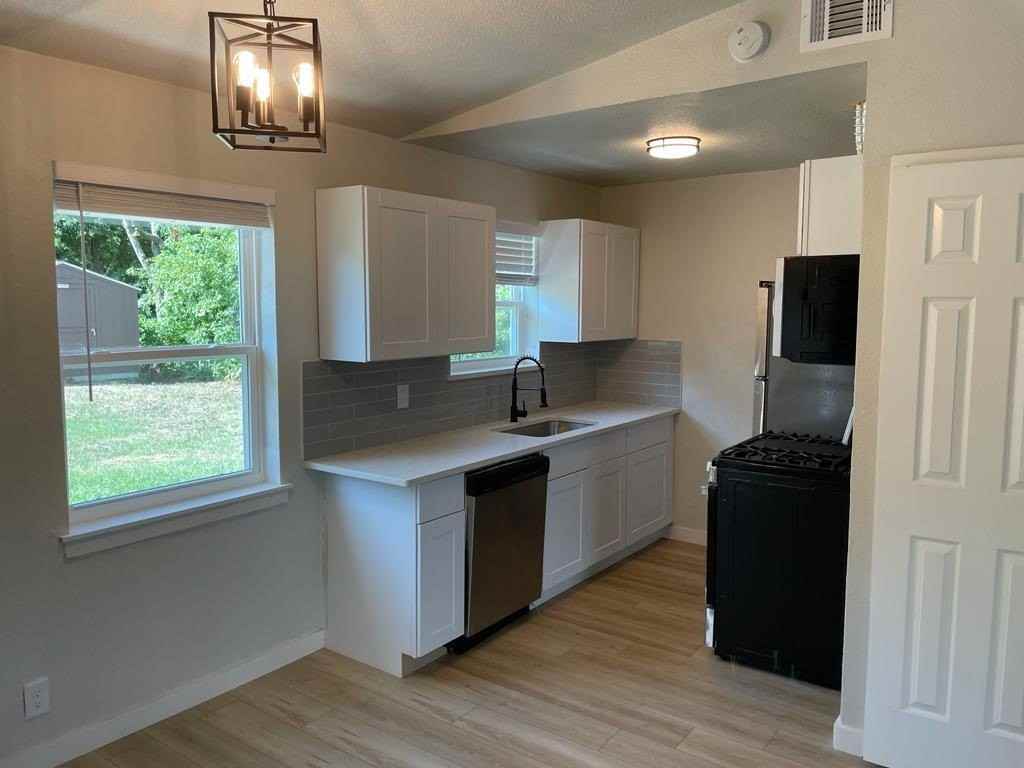1605 Hawthorne Ln - Photo 5 of 13