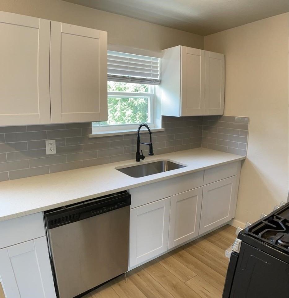 1605 Hawthorne Ln - Photo 6 of 13