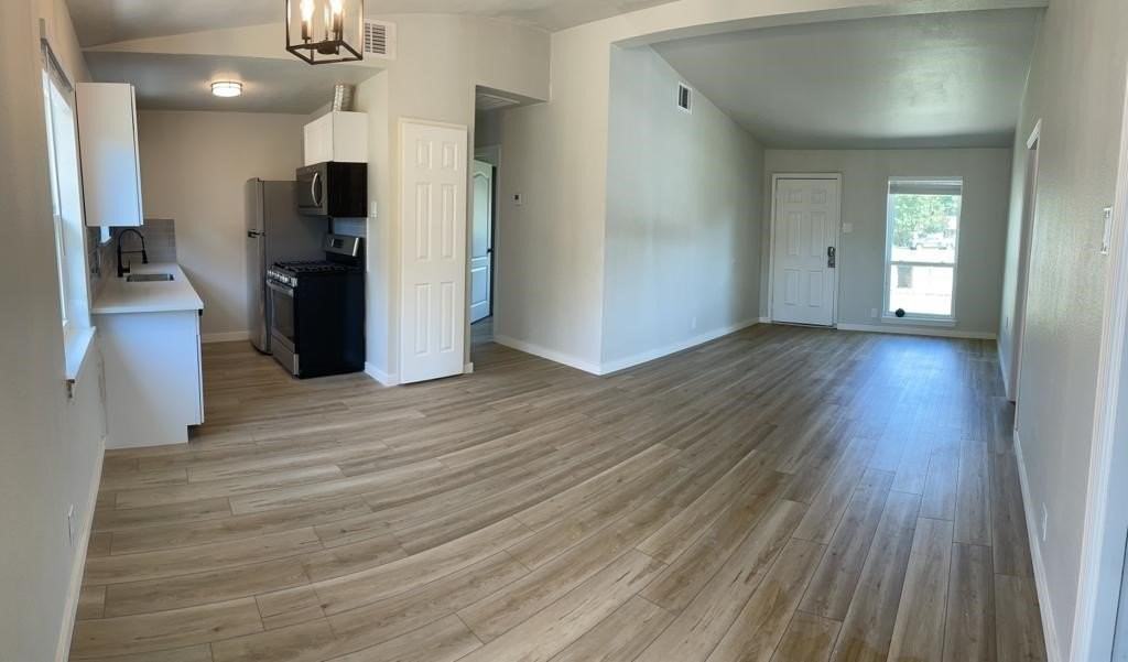 1605 Hawthorne Ln - Photo 7 of 13