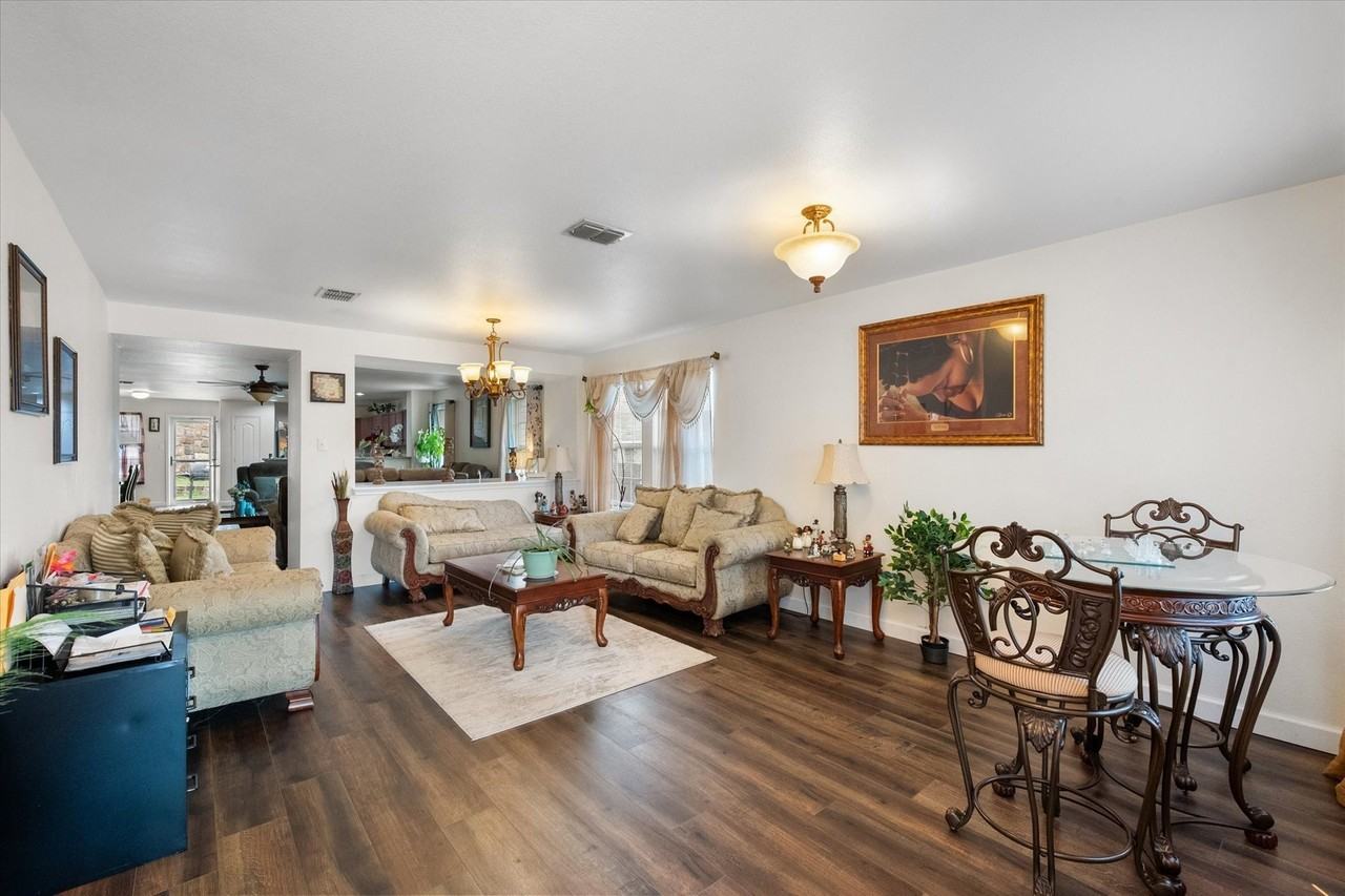 1315 Foster St - Photo 4 of 31