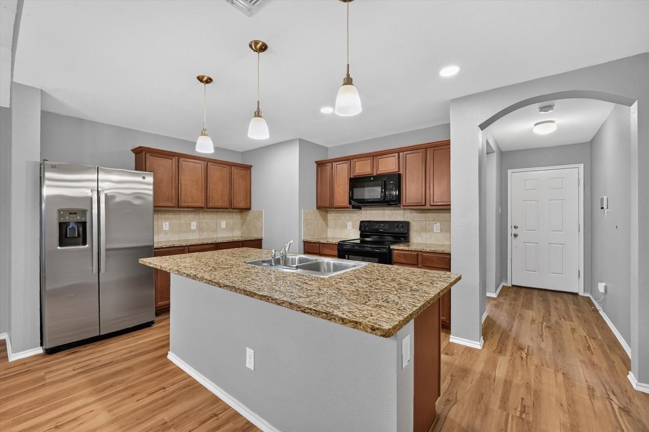 1304 Pampa Grass Dr - Photo 3 of 17