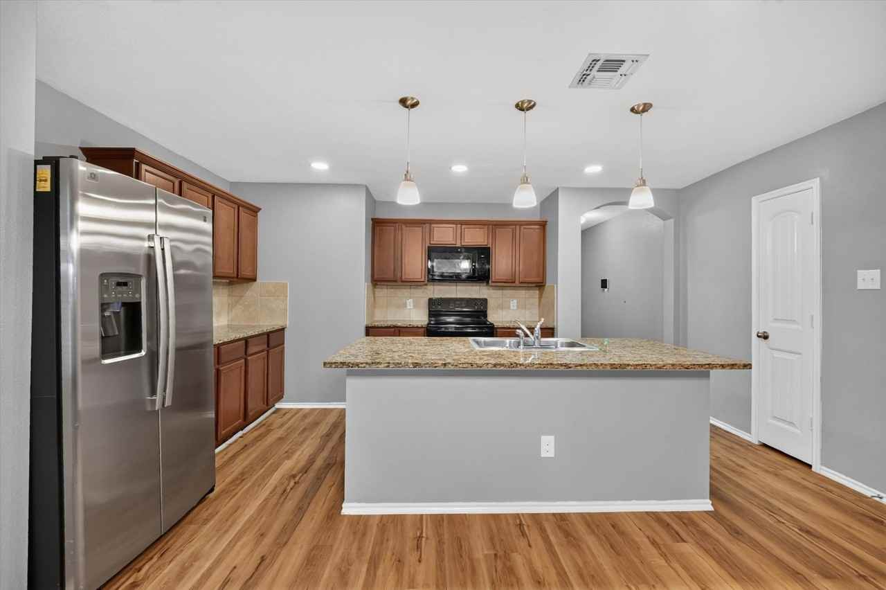 1304 Pampa Grass Dr - Photo 4 of 17