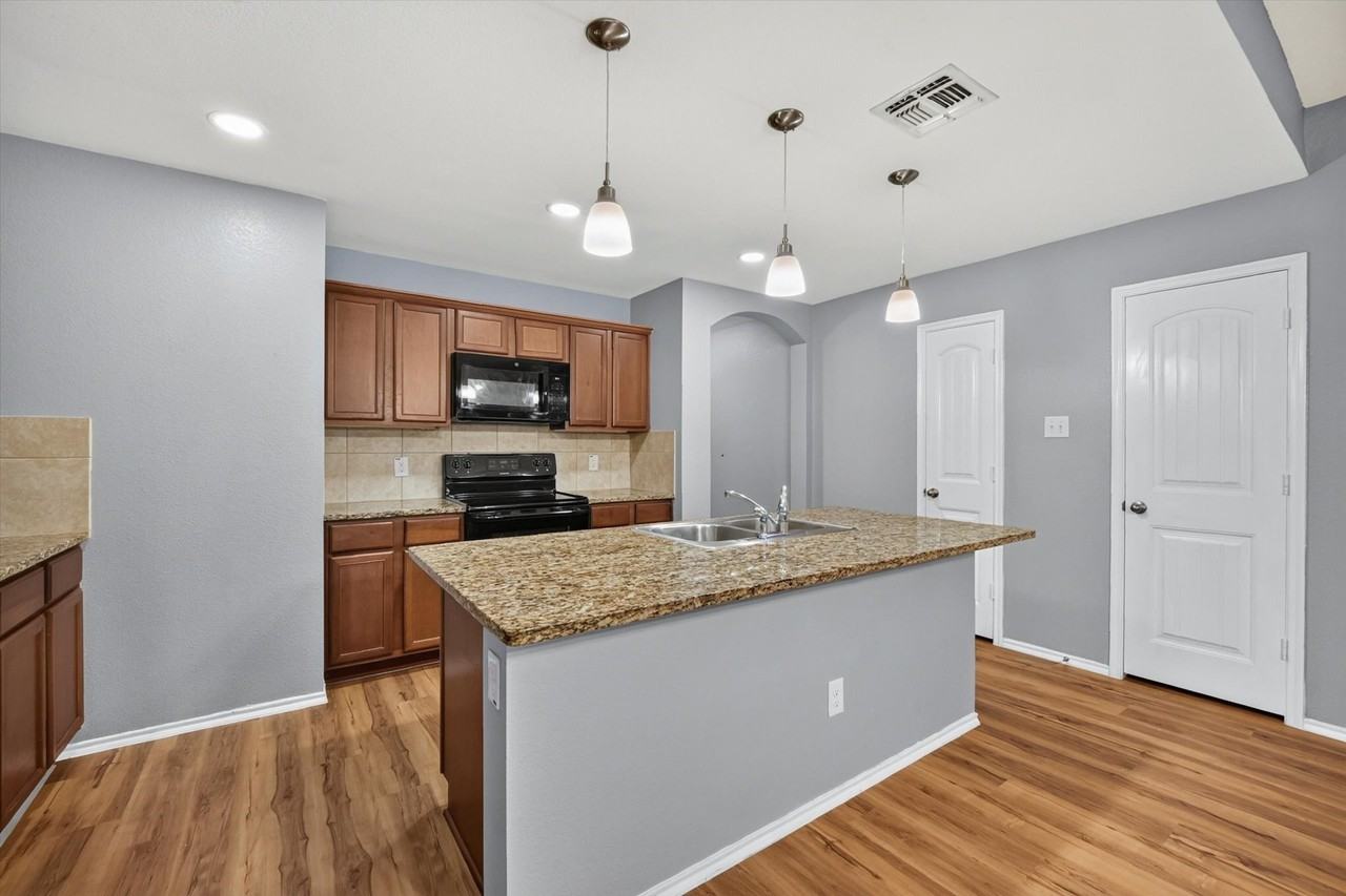 1304 Pampa Grass Dr - Photo 5 of 17
