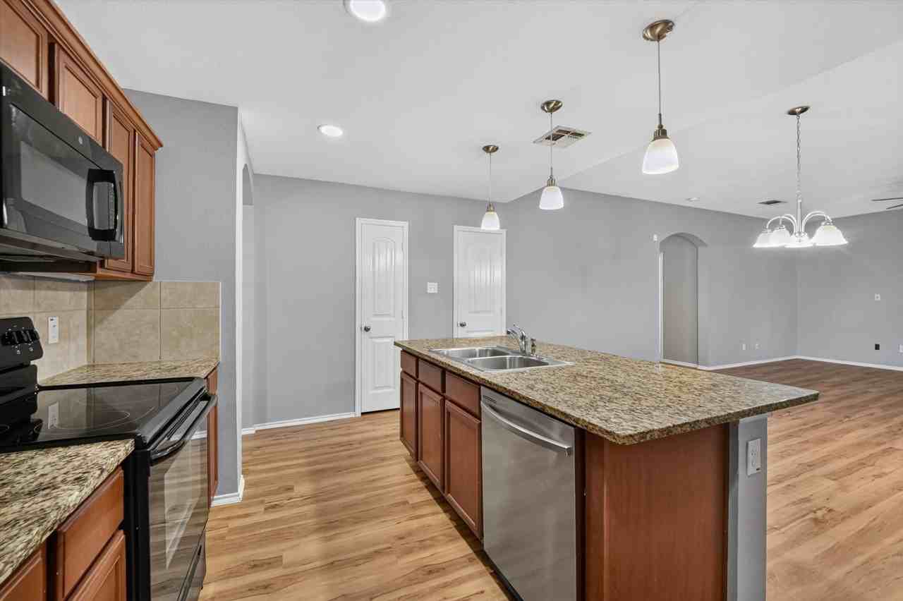 1304 Pampa Grass Dr - Photo 6 of 17