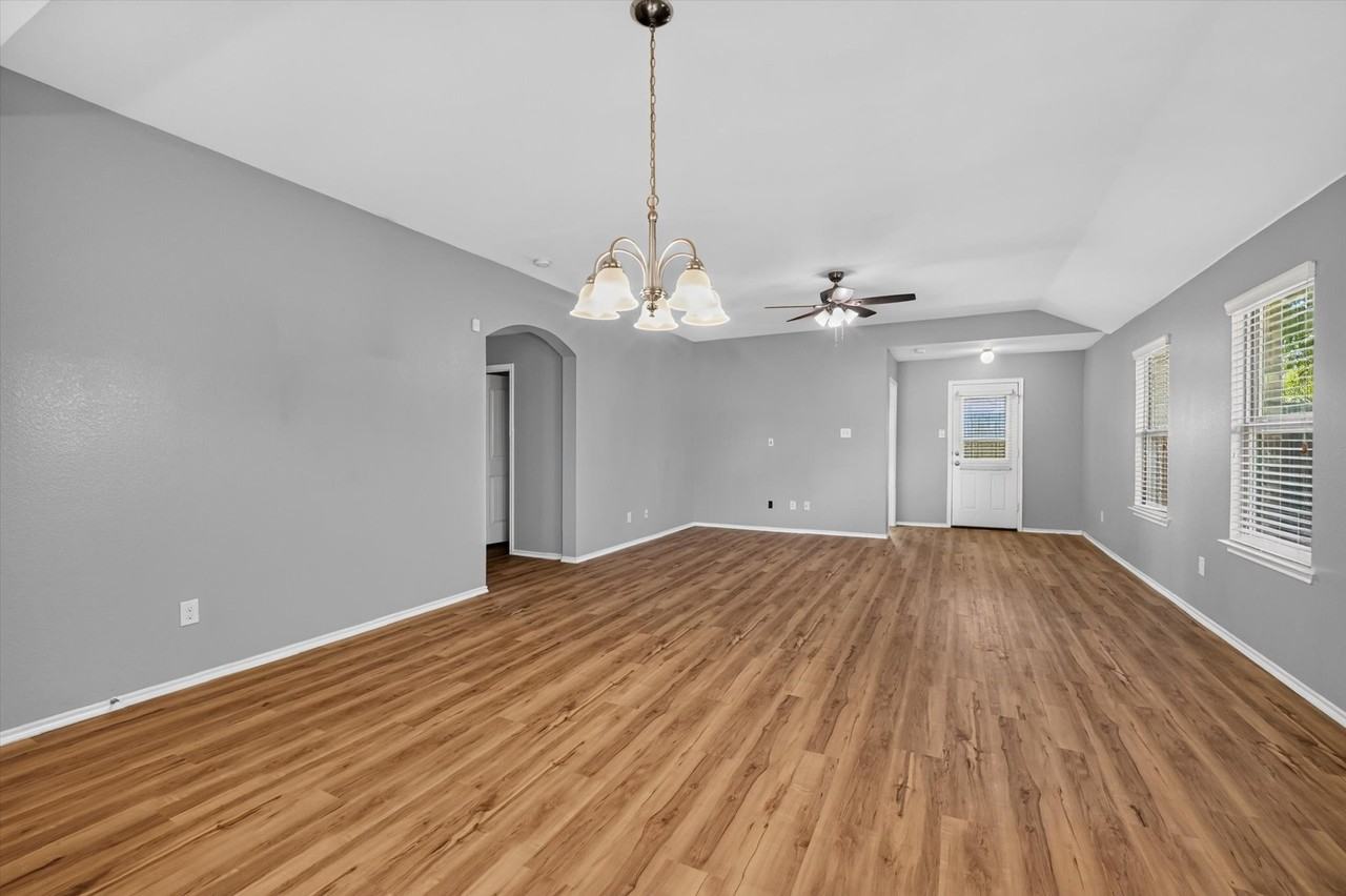1304 Pampa Grass Dr - Photo 7 of 17