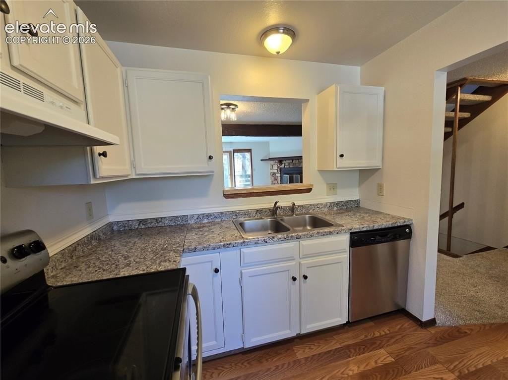 570 Manor Ct #B - Photo 3 of 36