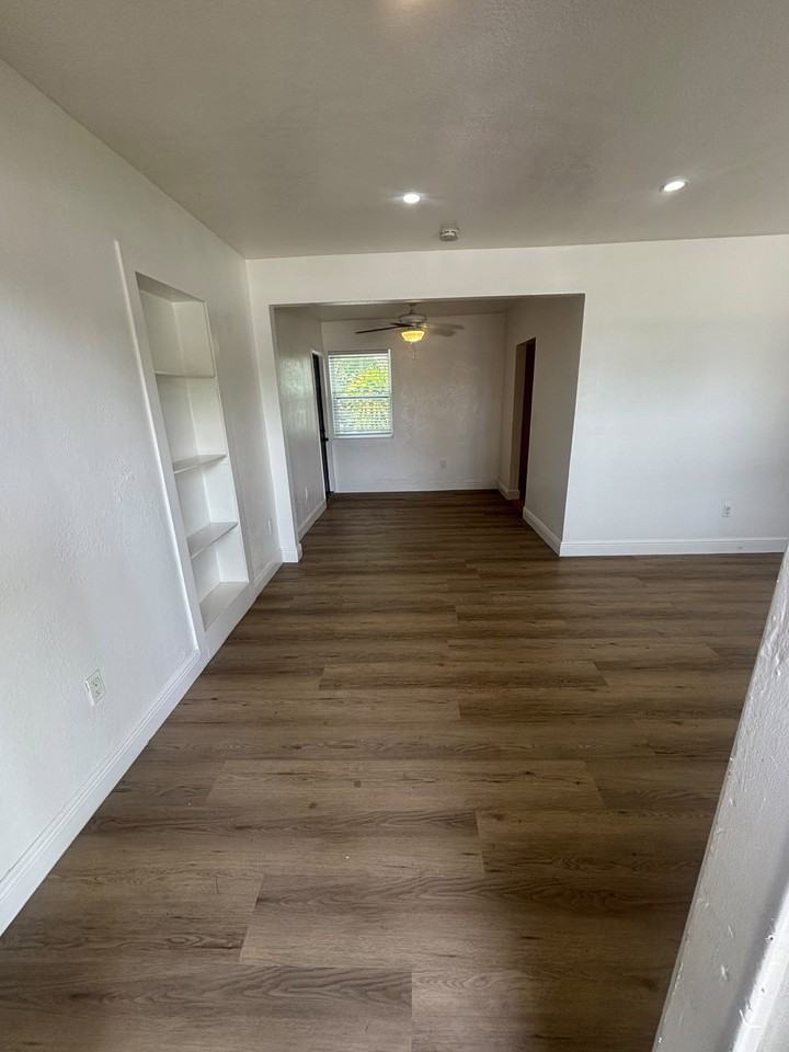 16175 Ne 12th Ave - Photo 2 of 8