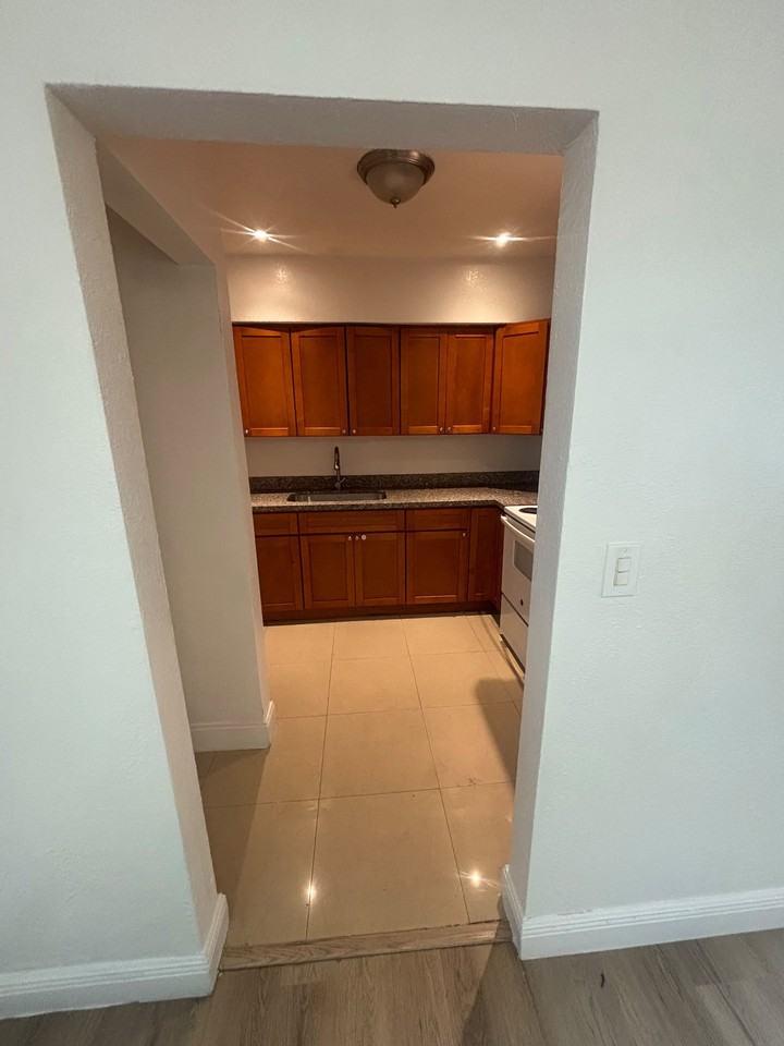 16175 Ne 12th Ave - Photo 3 of 8