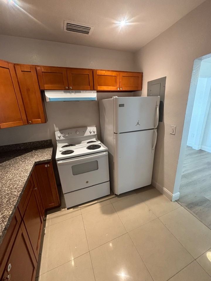 16175 Ne 12th Ave - Photo 5 of 8