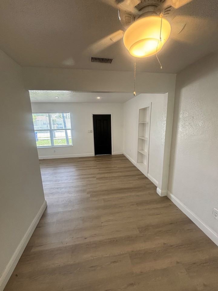 16175 Ne 12th Ave - Photo 6 of 8