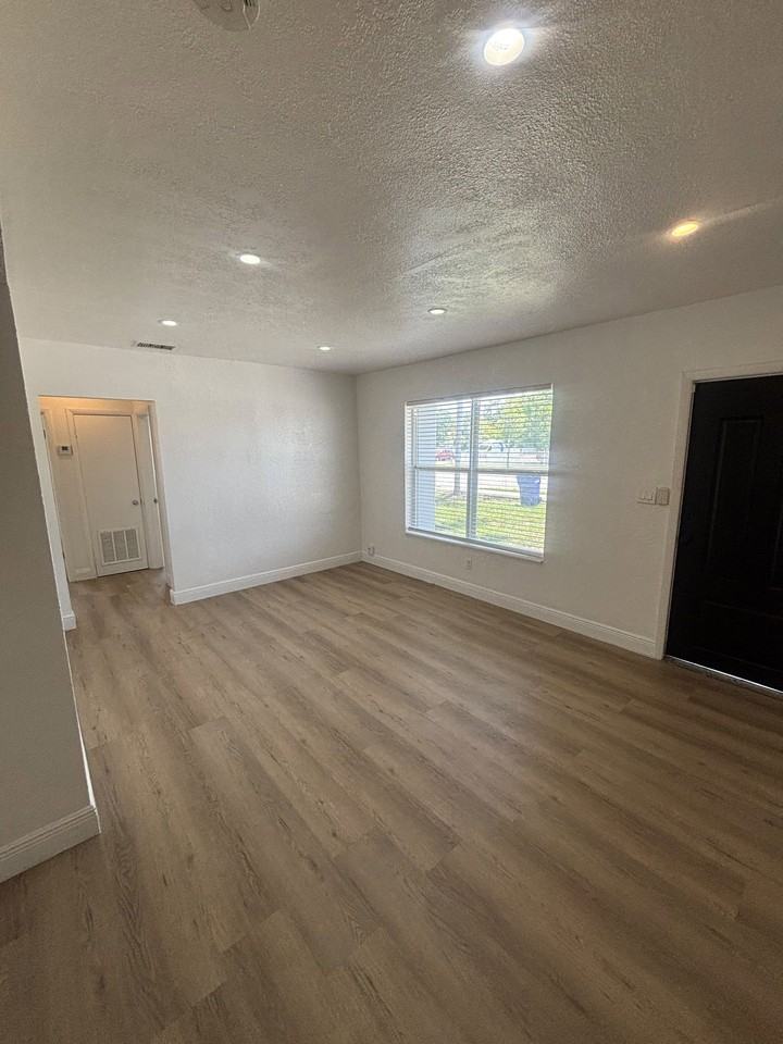 16175 Ne 12th Ave - Photo 7 of 8