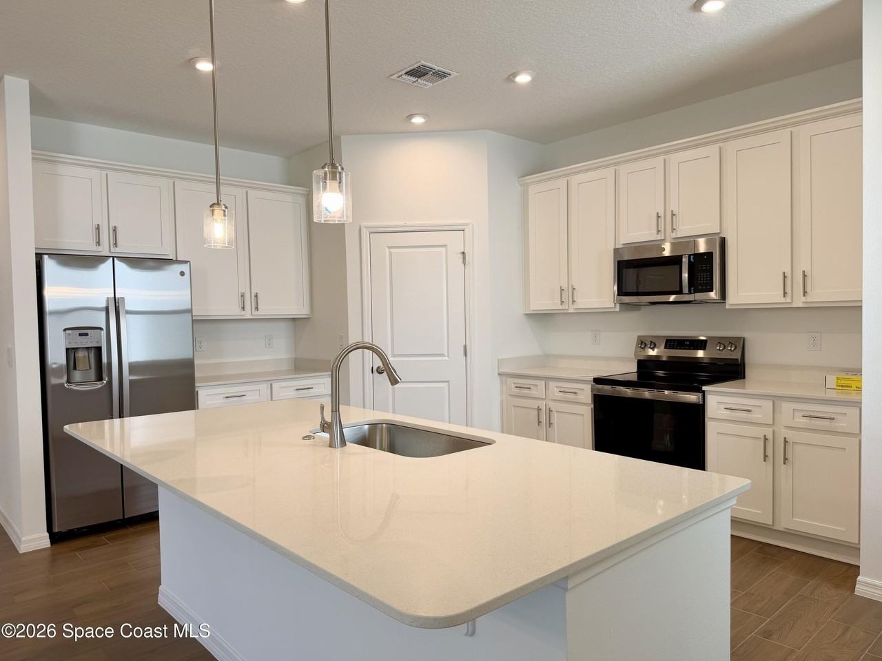 826 Castleford Ave Ne - Photo 2 of 24
