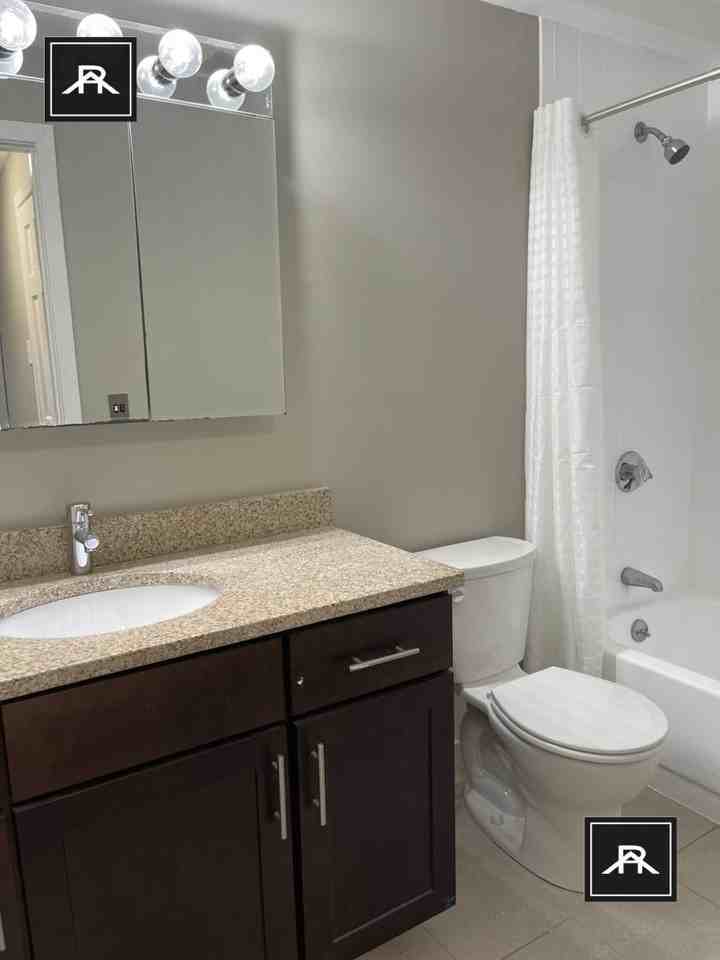1113 Beacon St - Photo 3 of 10