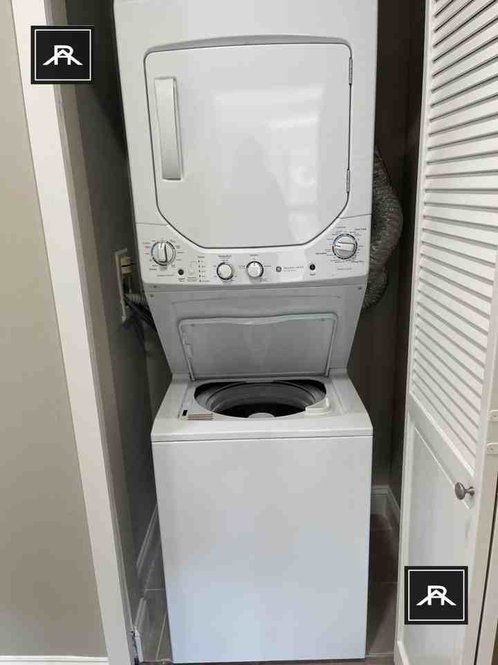 1113 Beacon St - Photo 4 of 10