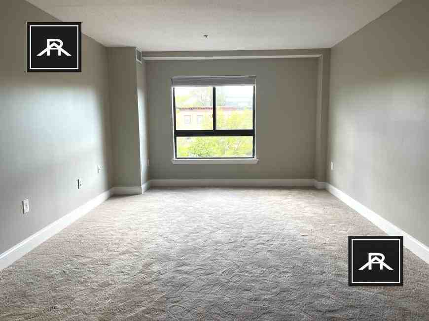 1113 Beacon St - Photo 6 of 10