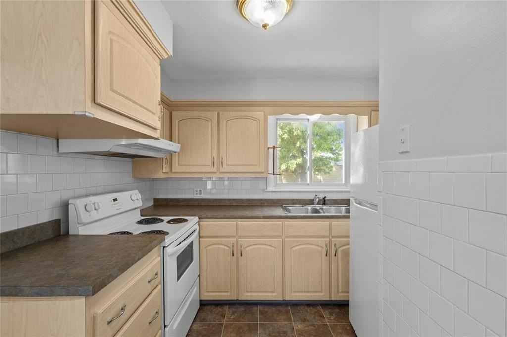 9 Gardner Ave - Photo 4 of 39