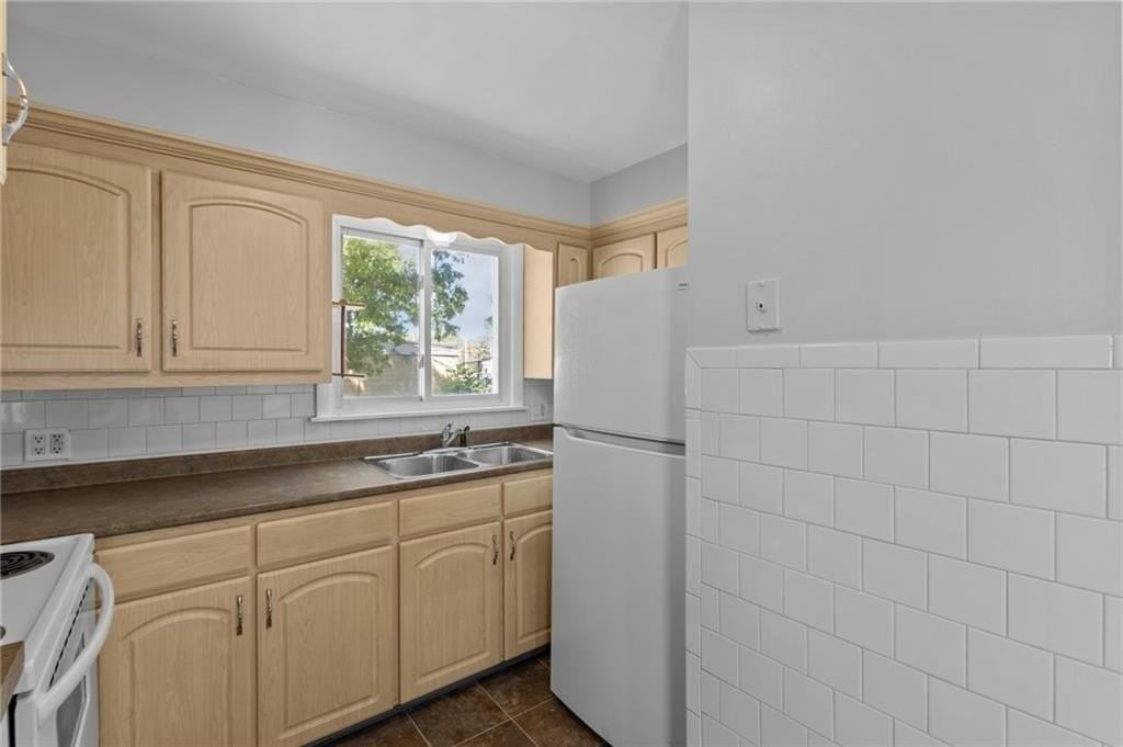 9 Gardner Ave - Photo 6 of 39