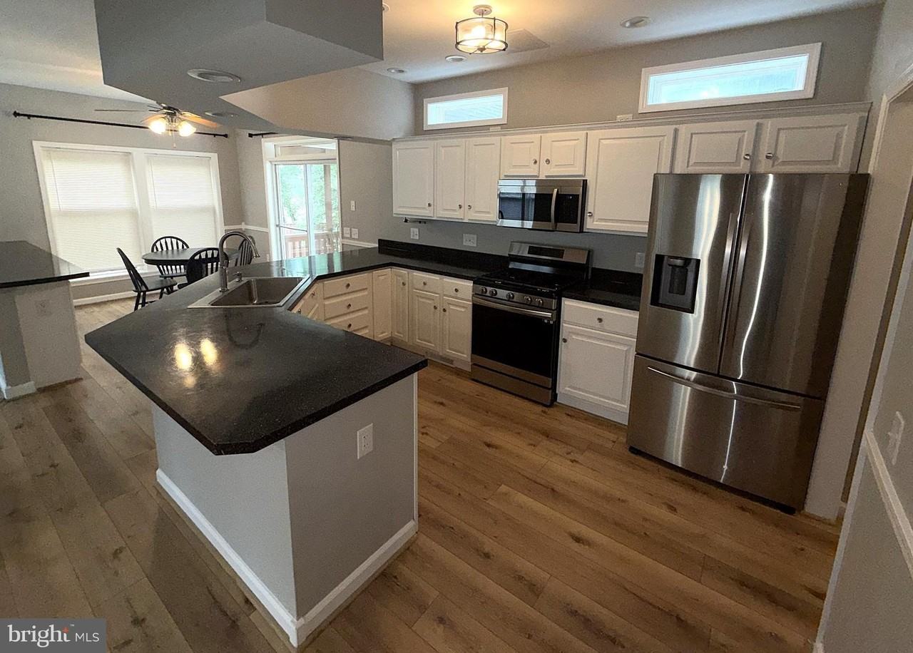 7918 Clark Station Rd - Photo 5 of 45