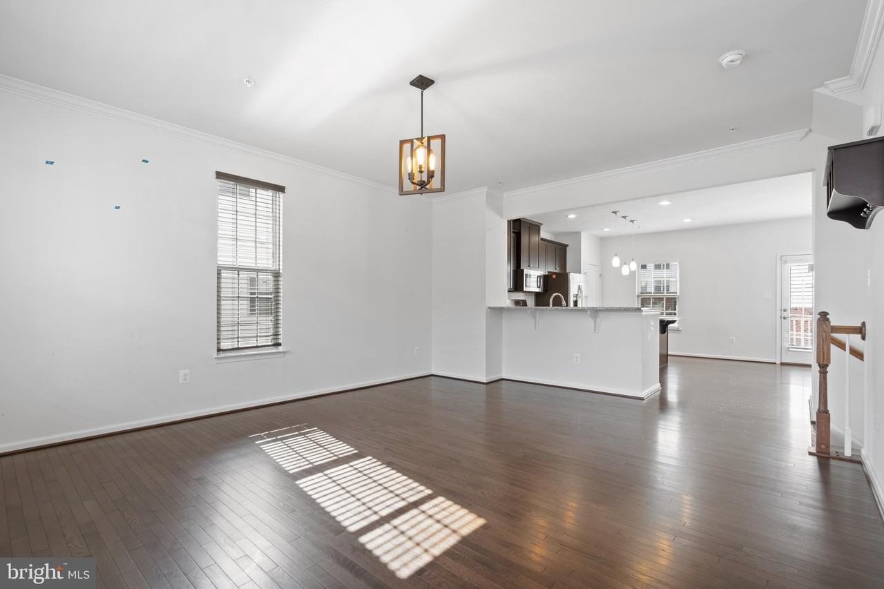 6252 Alexa St - Photo 4 of 37