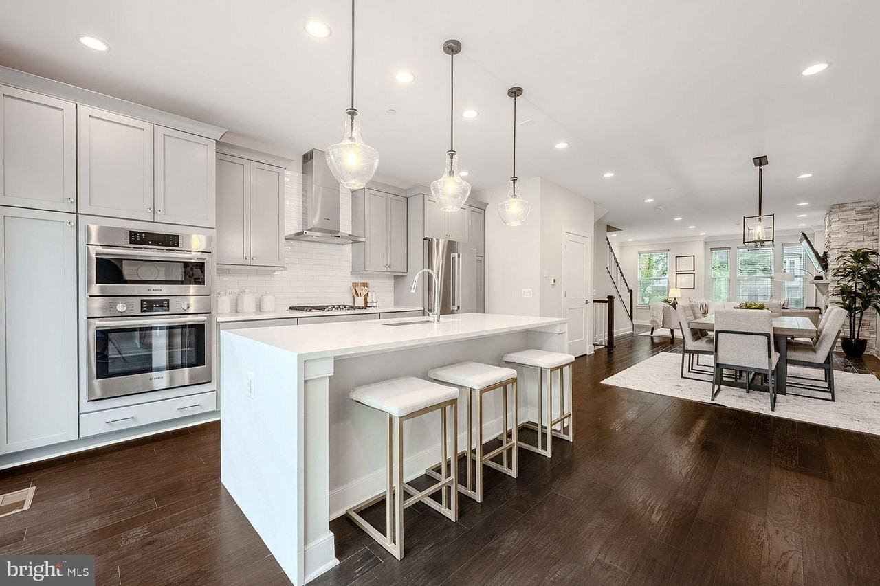 10326 Grosvenor Pl - Photo 4 of 48