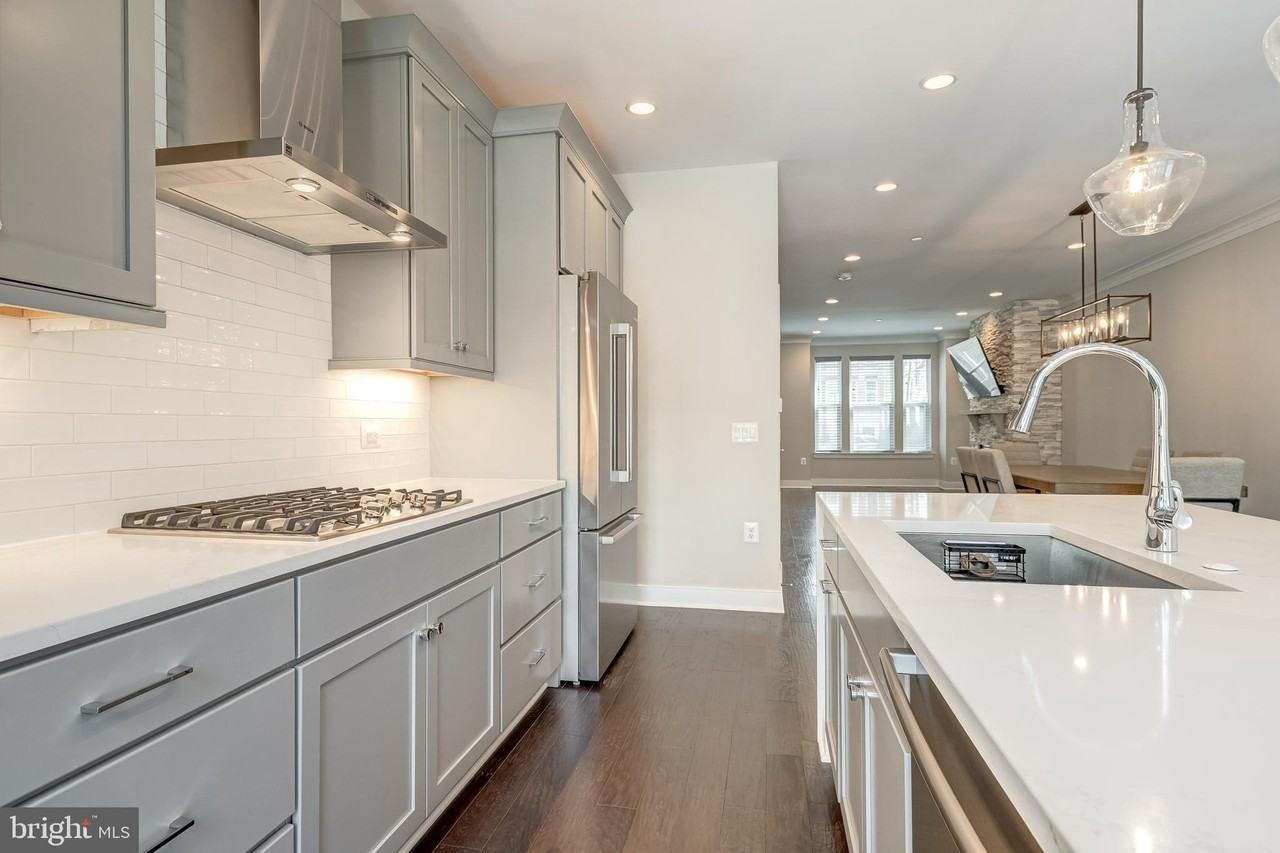 10326 Grosvenor Pl - Photo 7 of 48