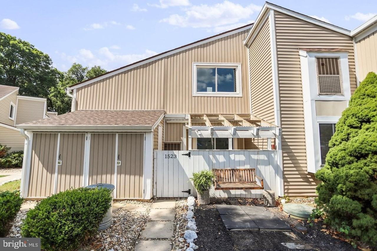 1523 Kensington Dr - Photo 3 of 25