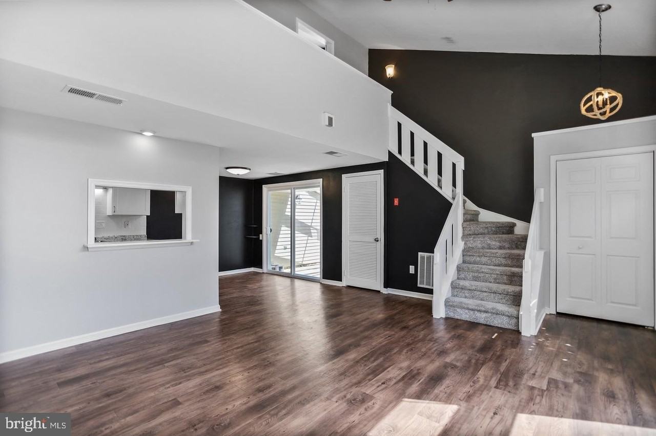 1523 Kensington Dr - Photo 4 of 25