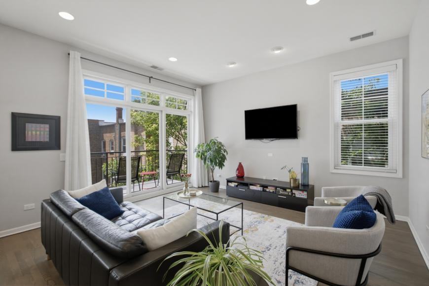 621 W Barry Ave - Photo 2 of 6