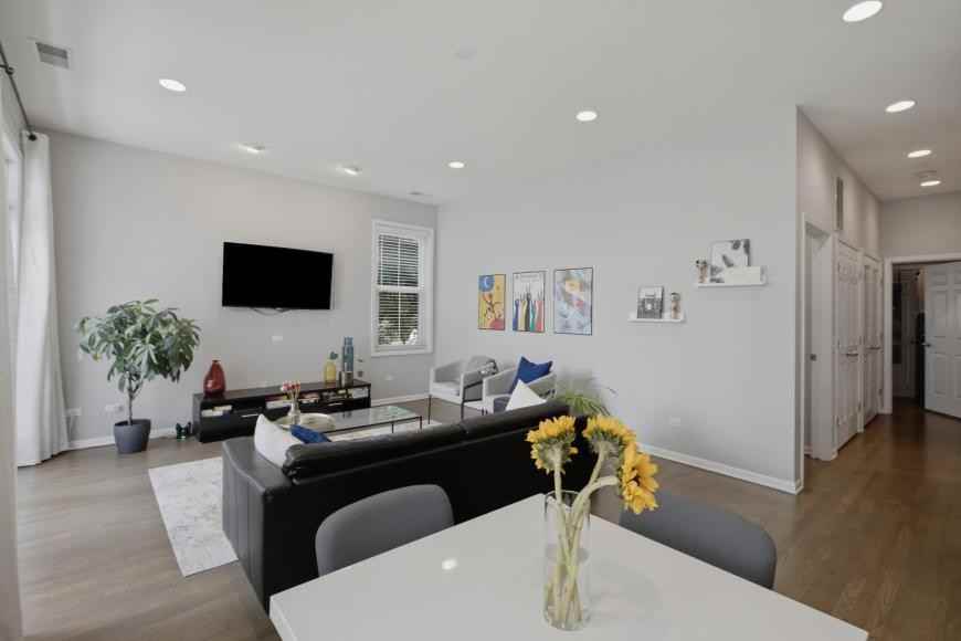 621 W Barry Ave - Photo 3 of 6