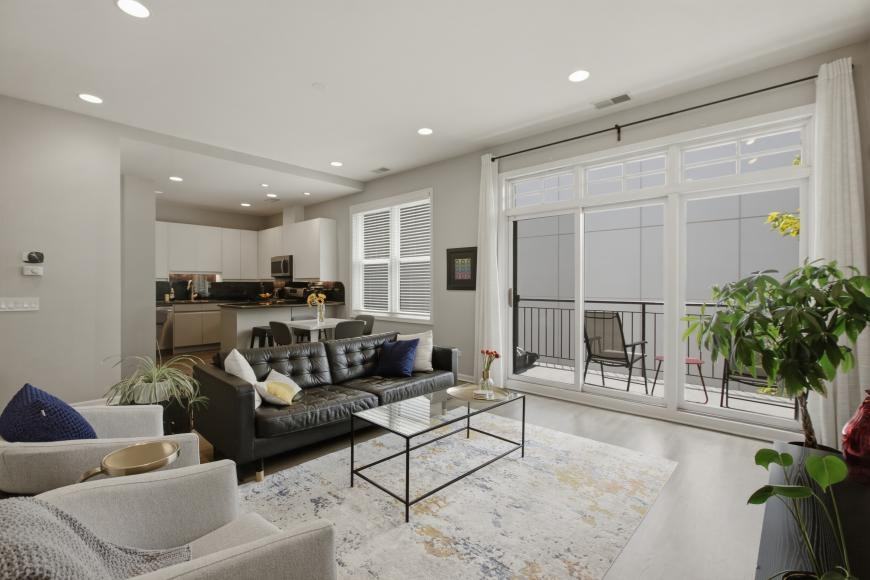 621 W Barry Ave - Photo 5 of 6